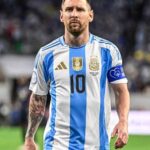 … Muchos más / yo no sé si tenga amor, la eternidad…” Es un momento triste, pero tenía que llegar alguna vez: en el próximo partido de Argentina ya no estará Messi. Soñábamos con verlo, ya con 41 años, en la próxima Copa América, sabiendo que le estábamos pidiendo demasiado. Es el egoísmo del cariño: “Que juegue, si todavía puede…” No será. Leo le ha puesto formalmente fin a su extensísimo ciclo con la celeste y blanca. Le dijo adiós para siempre a la camiseta: “Me vacié, ya no tengo más para dar”.