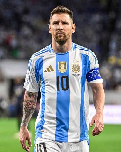 … Muchos más / yo no sé si tenga amor, la eternidad…” Es un momento triste, pero tenía que llegar alguna vez: en el próximo partido de Argentina ya no estará Messi. Soñábamos con verlo, ya con 41 años, en la próxima Copa América, sabiendo que le estábamos pidiendo demasiado. Es el egoísmo del cariño: “Que juegue, si todavía puede…” No será. Leo le ha puesto formalmente fin a su extensísimo ciclo con la celeste y blanca. Le dijo adiós para siempre a la camiseta: “Me vacié, ya no tengo más para dar”.